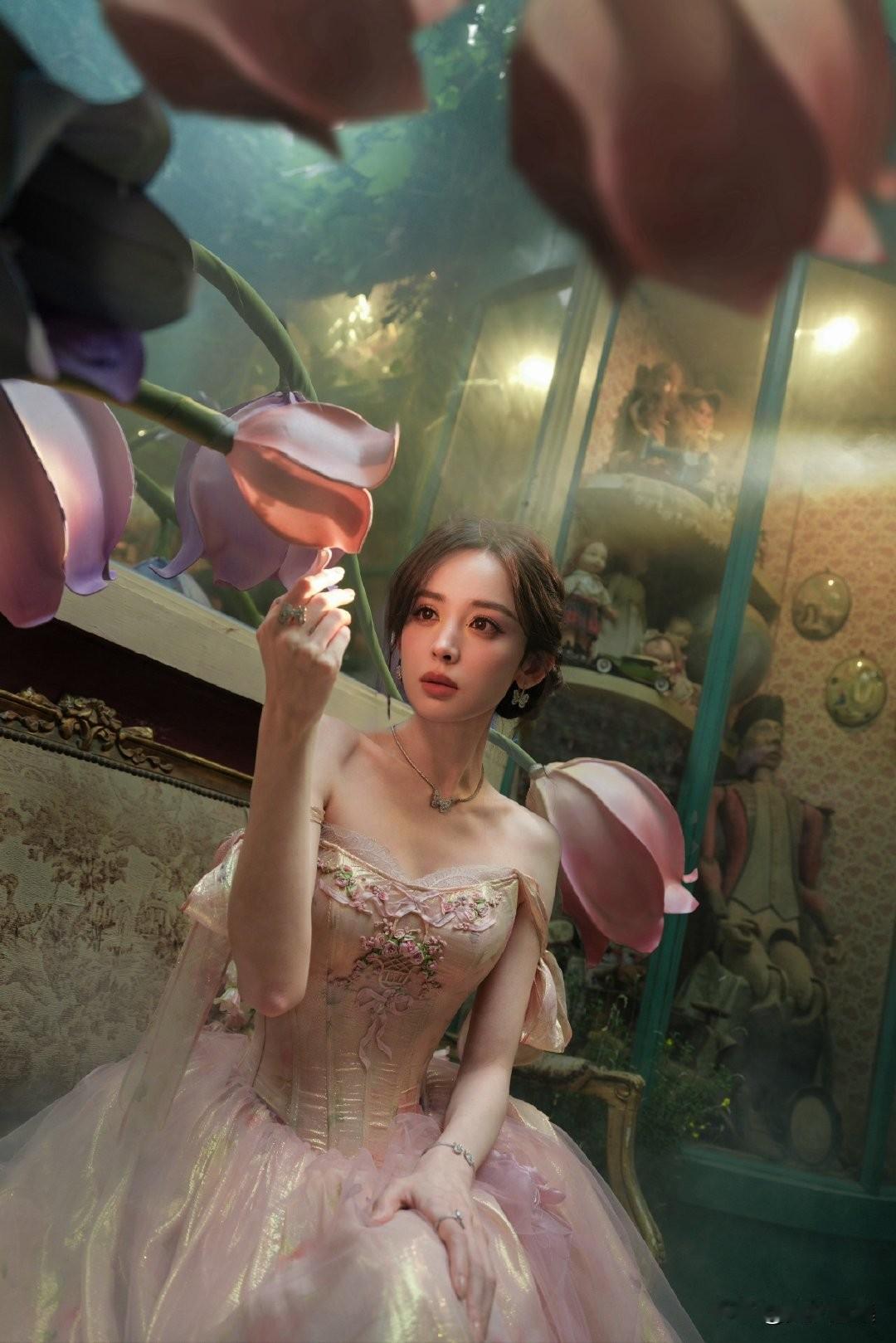 很多女生以为时尚就是买贵的、追爆款，结果衣服堆爆衣柜，出门还是没衣服穿，还被说“