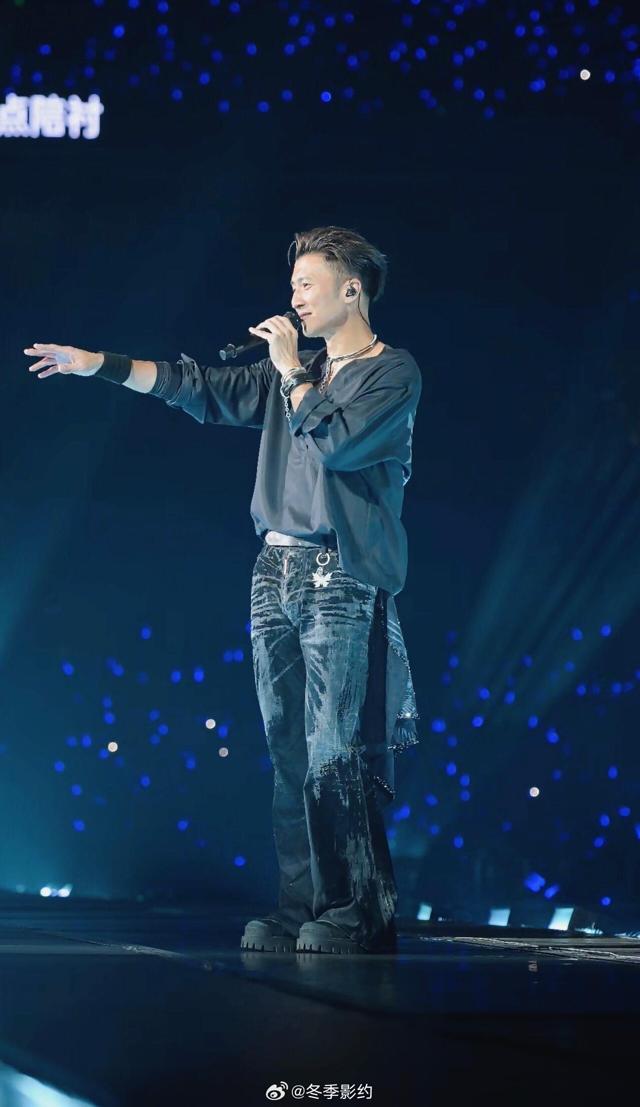 谢霆锋月老上号了 谁懂啊去看谢霆锋演唱会还能被当月老现场撮合，他唱歌间隙催台下情