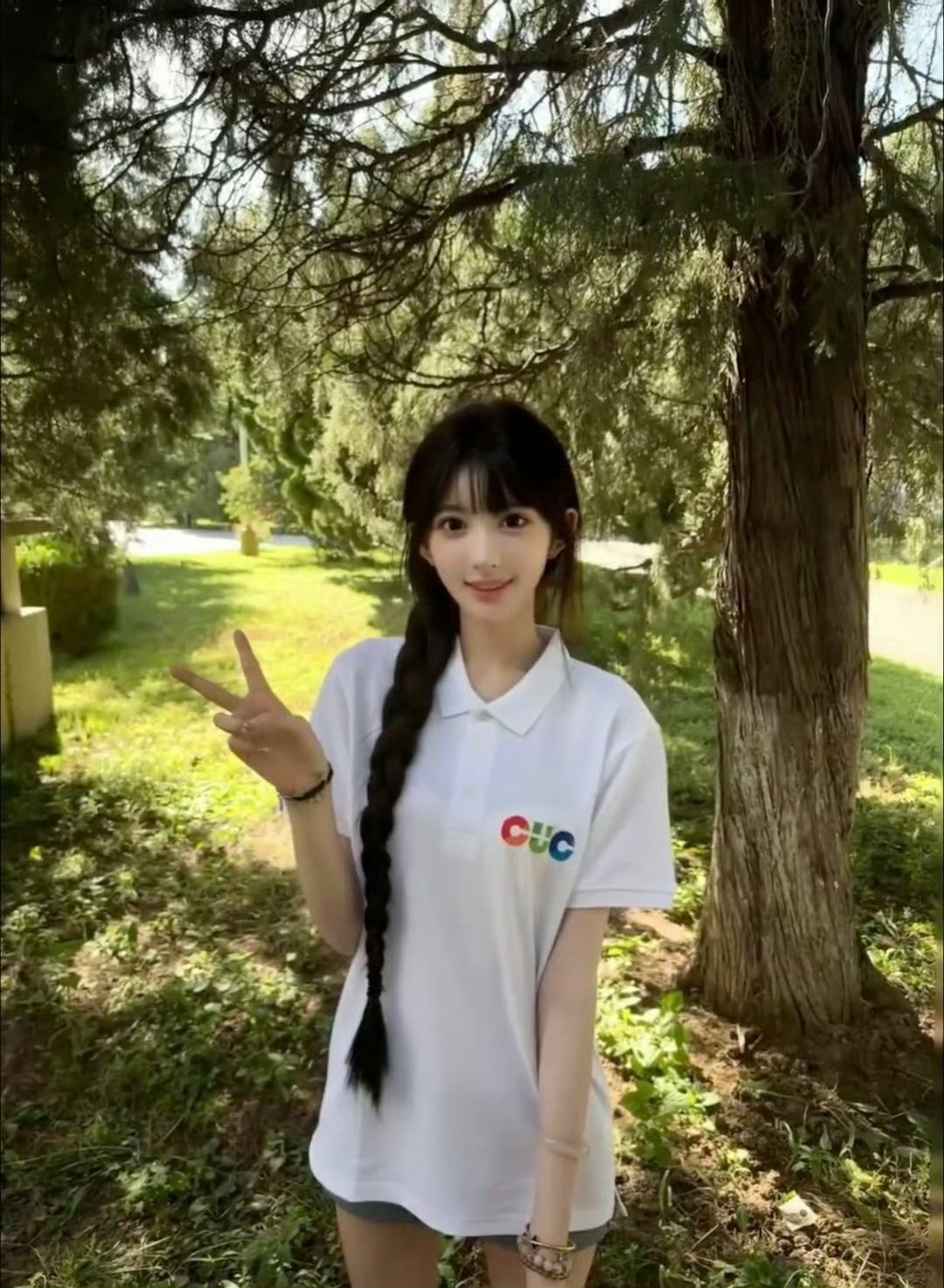 被擦妆5次艺考生开学了不得不说是真的很美哈 眼睛大大的 天呐她长的就像精心p过之