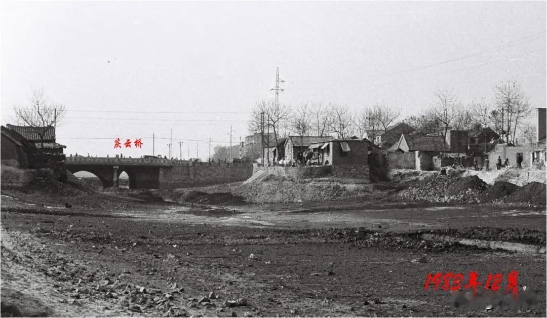 1983年徐州故黄河清滁，河水抽干后露出河床。庆云桥是座连通南北的三孔石搭桥，建