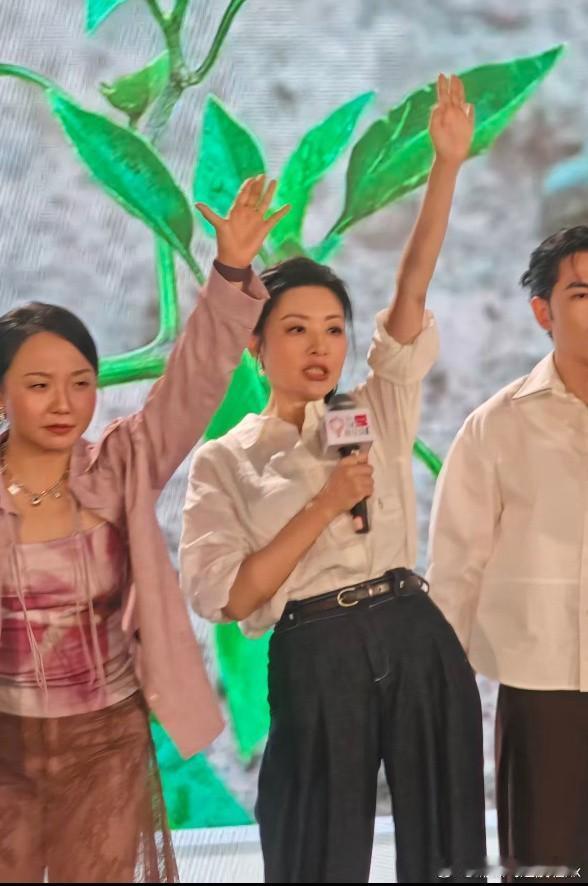 58岁周涛身材保持得非常出色，肩背挺直得像一把标尺，脖子修长舒展，整个人从头到脚