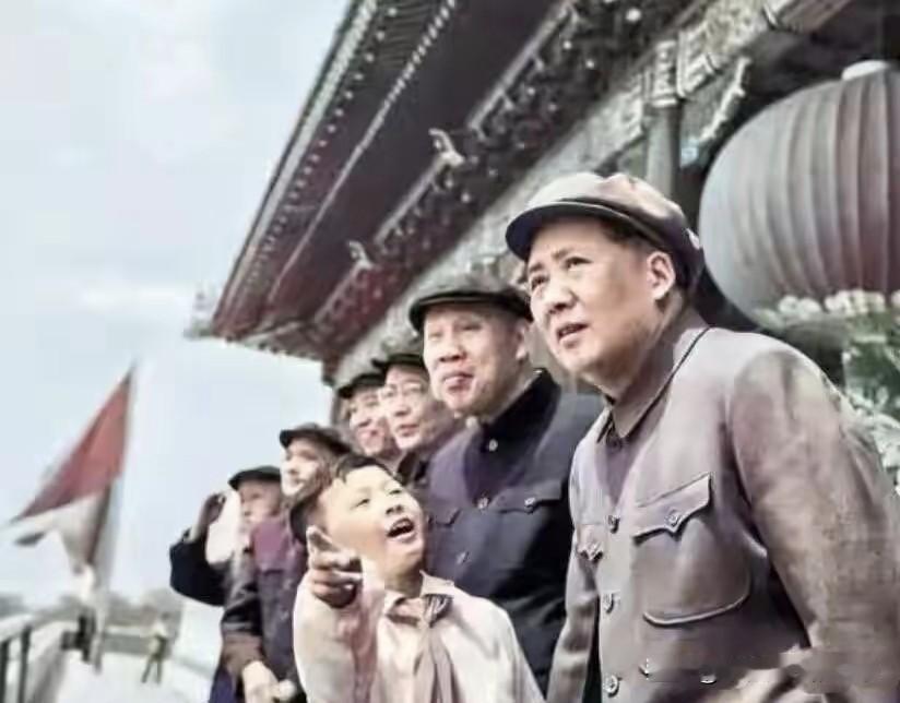 走毛主席指引的路国家则强，军队则勇，民族则兴，人民则豪。江山则辉煌。毛主席是人民
