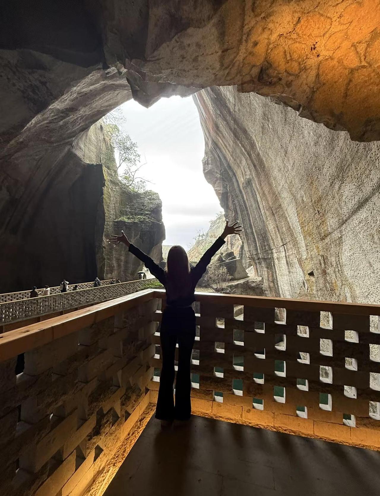 青天大老爷 张凌赫怎么这么帅啊啊啊 以前拍戏站我面前都都懒得看他🥹现在 悔啊…