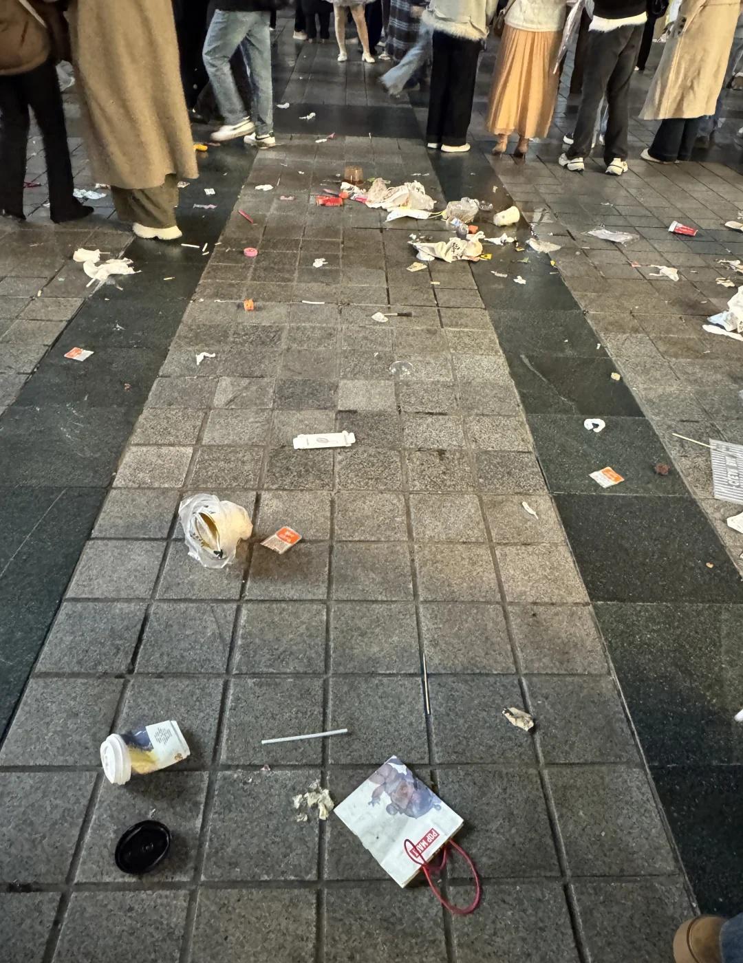 解放碑跨年后现状
后面等人群散的差不多了，立马就有清洁人员和清洗车过来打扫[赞]