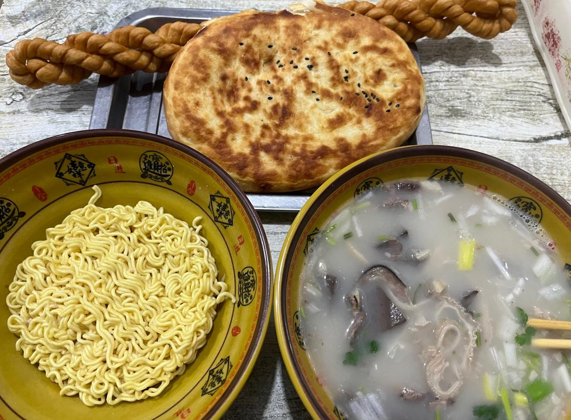 小时候的年味很简单，家乡往西是大山，距离大山很近的地方有一个大村庄，那里有一家开