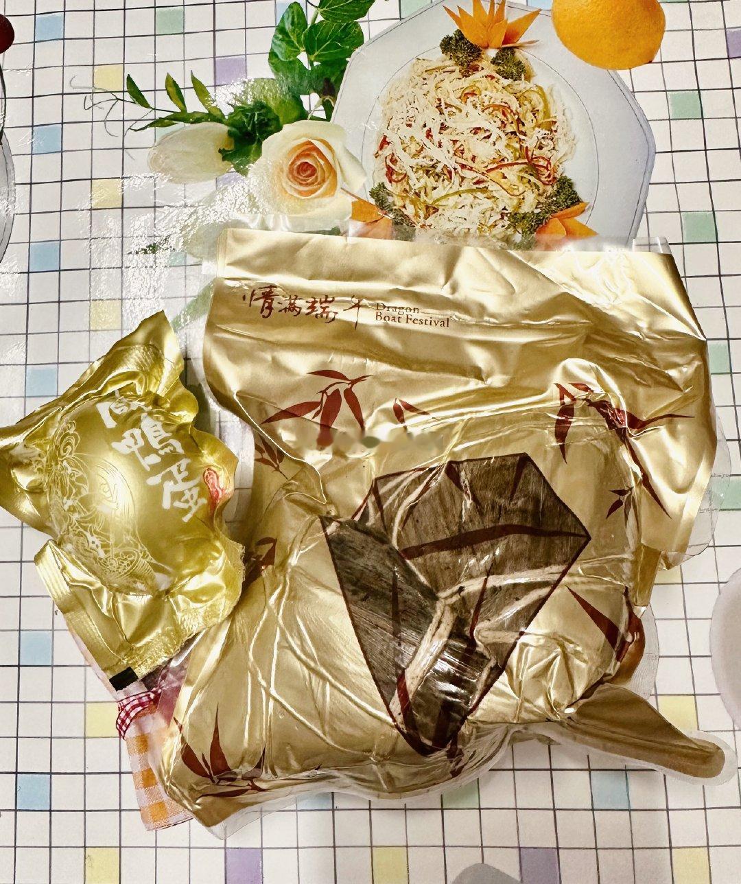 燃烧的陀螺仪 早安早饭吃一碗菜粥配肉松，金粽子➕金鸭蛋🥚又是元气满满的一天