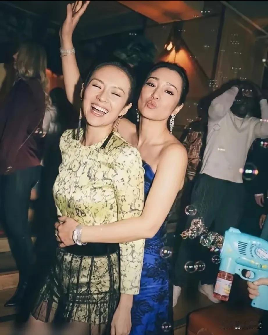 这俩大美女，都是出自大导演张艺谋之手，冲出亚洲走向国际，美名远扬，论辈分，她俩算