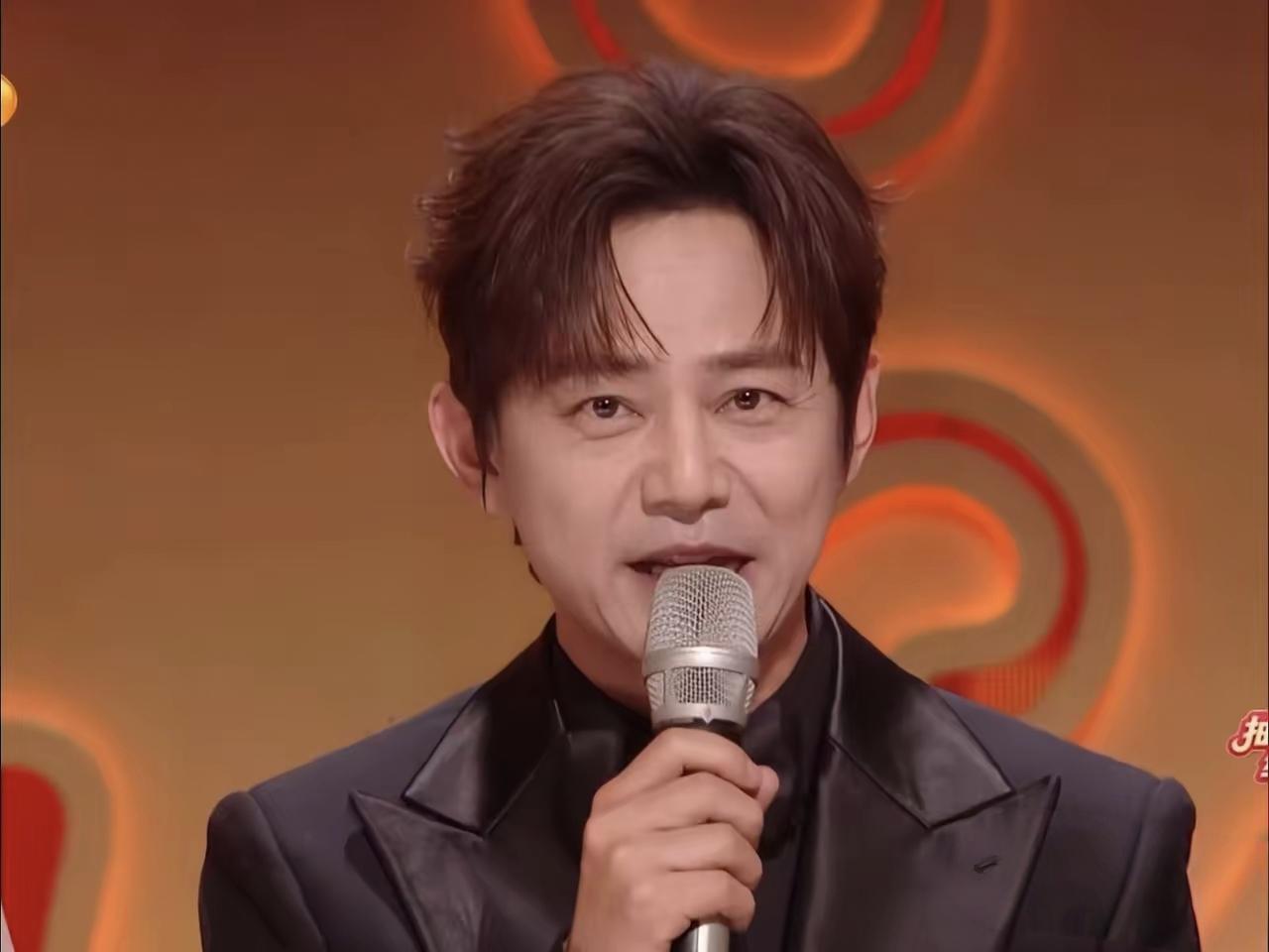 何炅冲上热搜！湖南春晚开口沙哑破音，全网心疼
 
2月11日南方小年，湖南卫视马