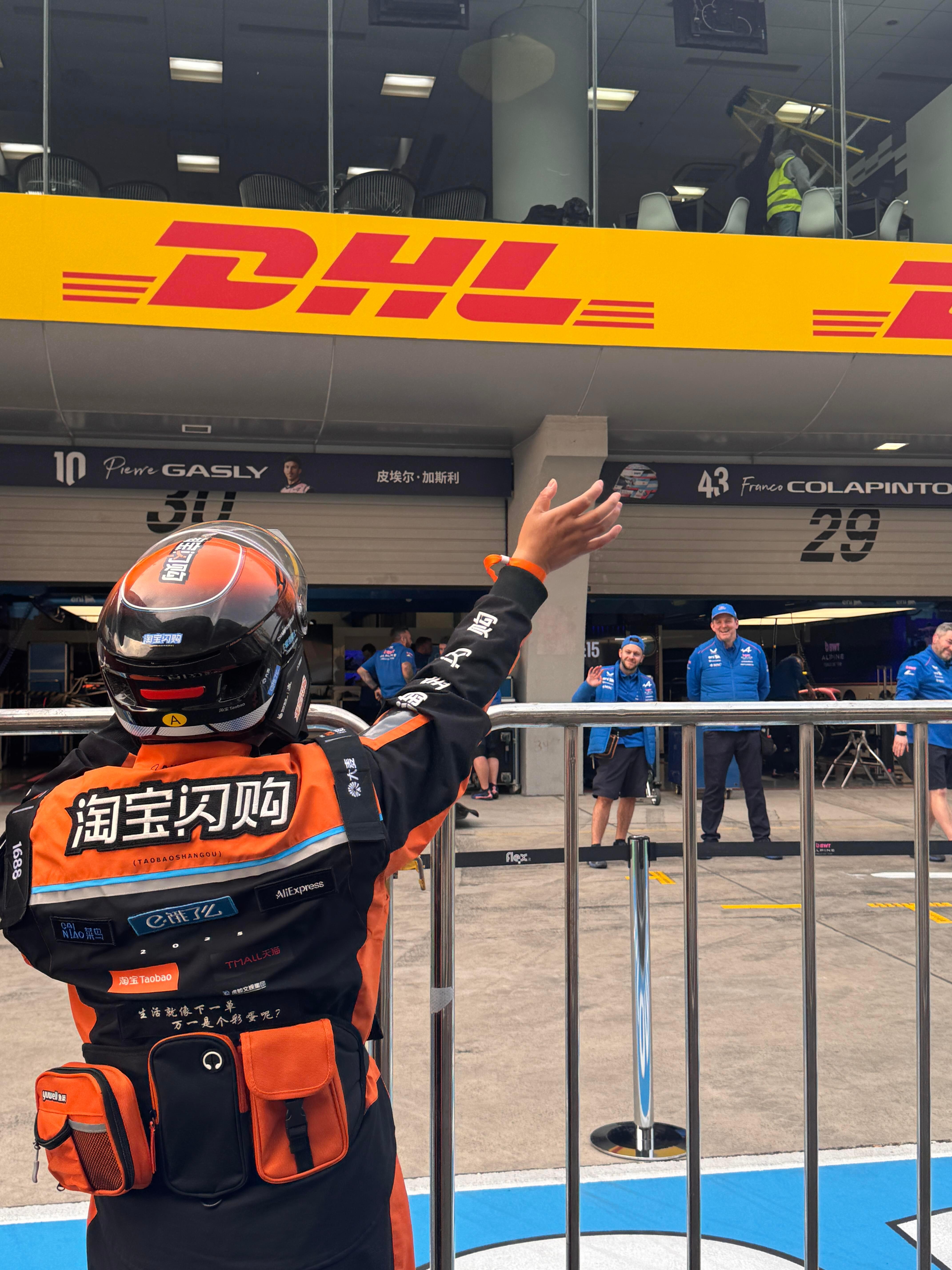 在F1比赛现场看到了外卖骑手外卖骑手和外迈车手同框了F1 F1中国大奖赛现场惊现