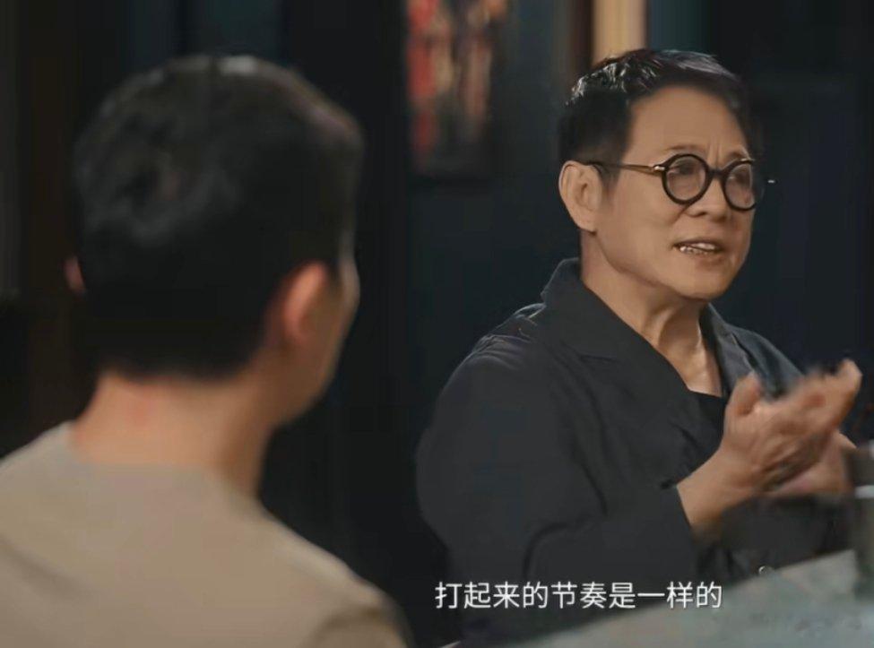 别拿AI碰瓷成龙李连杰 银幕上的成龙，用一身伤换观众一声笑；李连杰的一拳，带着几