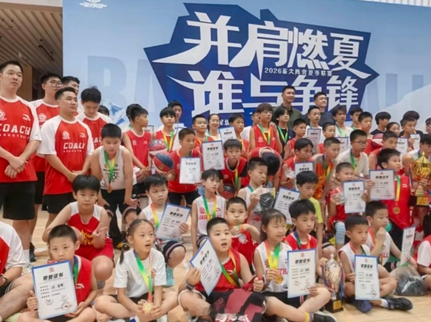 易建联昨天跟周鹏一起现身2026薪火阵营夏季联赛，为小学员颁奖。易建联周鹏易建联