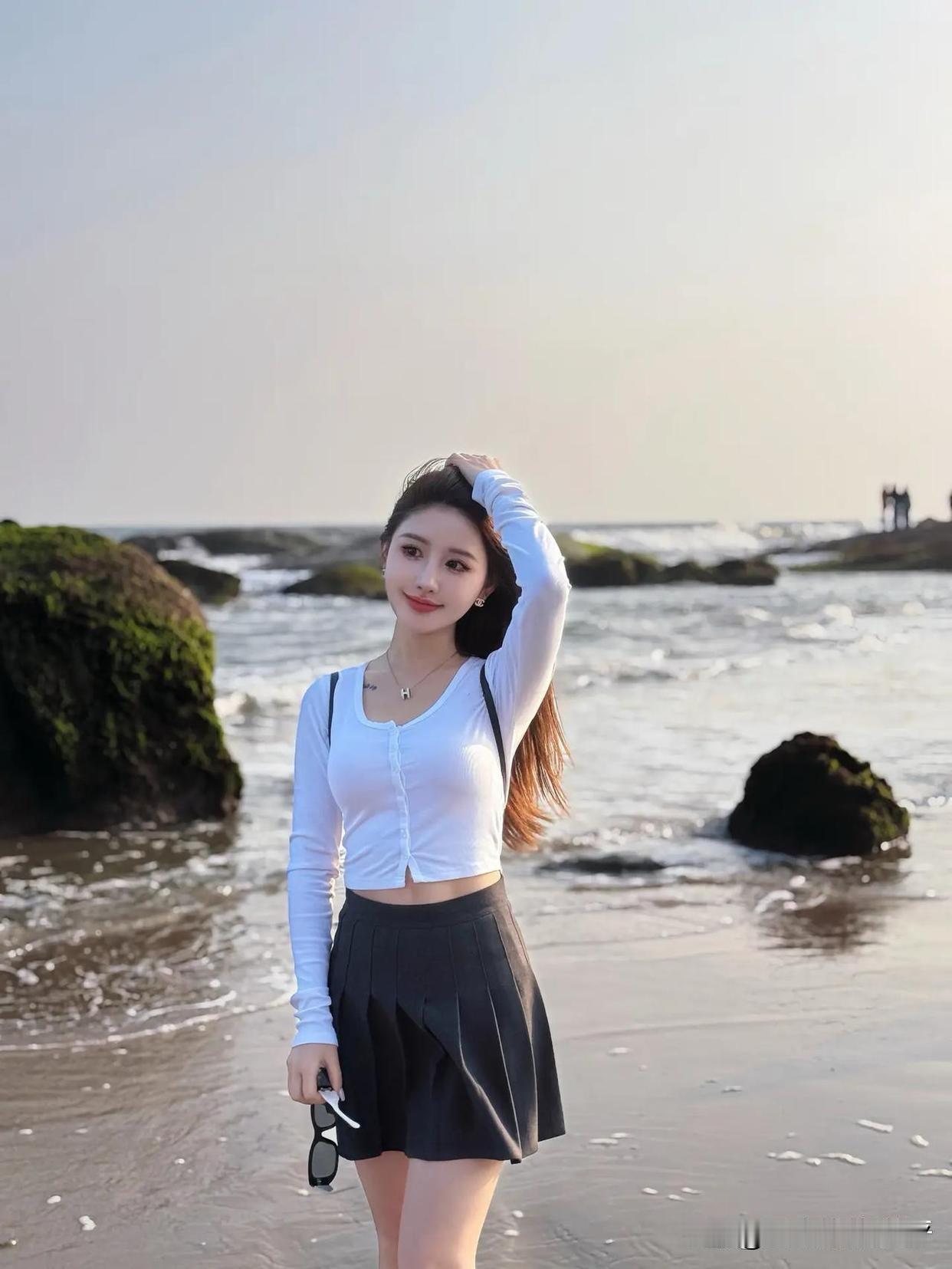 海边少女，微风轻拂，阳光洒落，自在悠然。手机美照分享