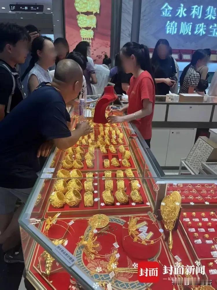 黄金价格断崖式下跌，国内金价跌破900元/克，投资者疯狂抄底却惨遭套牢。金店婚嫁
