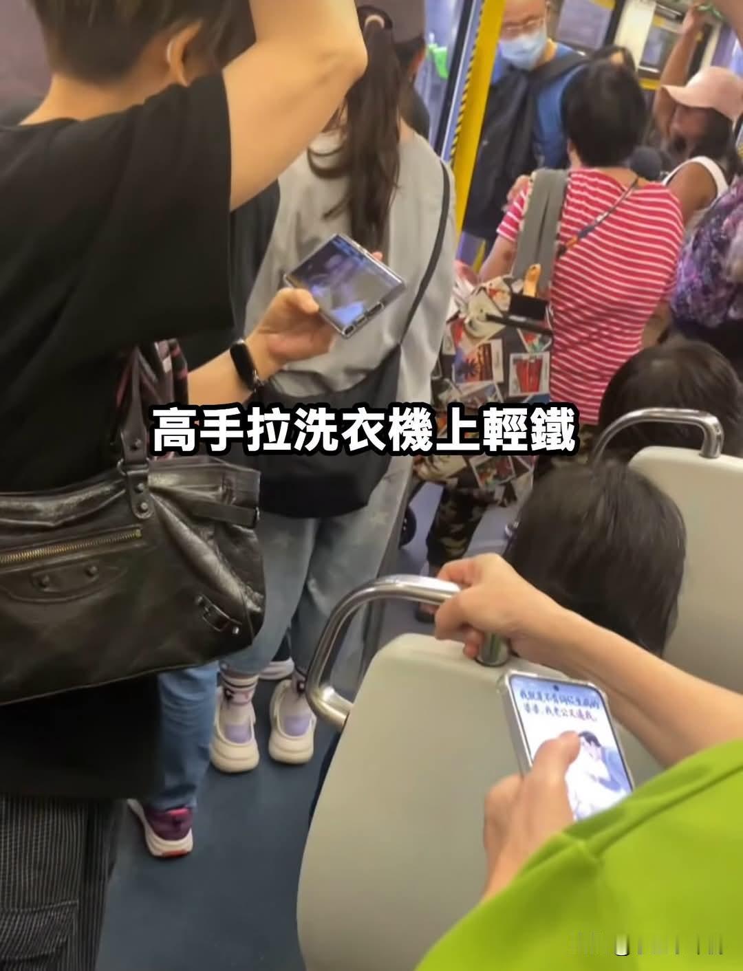 女子推洗衣机搭乘香港轻铁被拒，僵持后乘客出手将人与家电推下车
 

一段香港轻铁