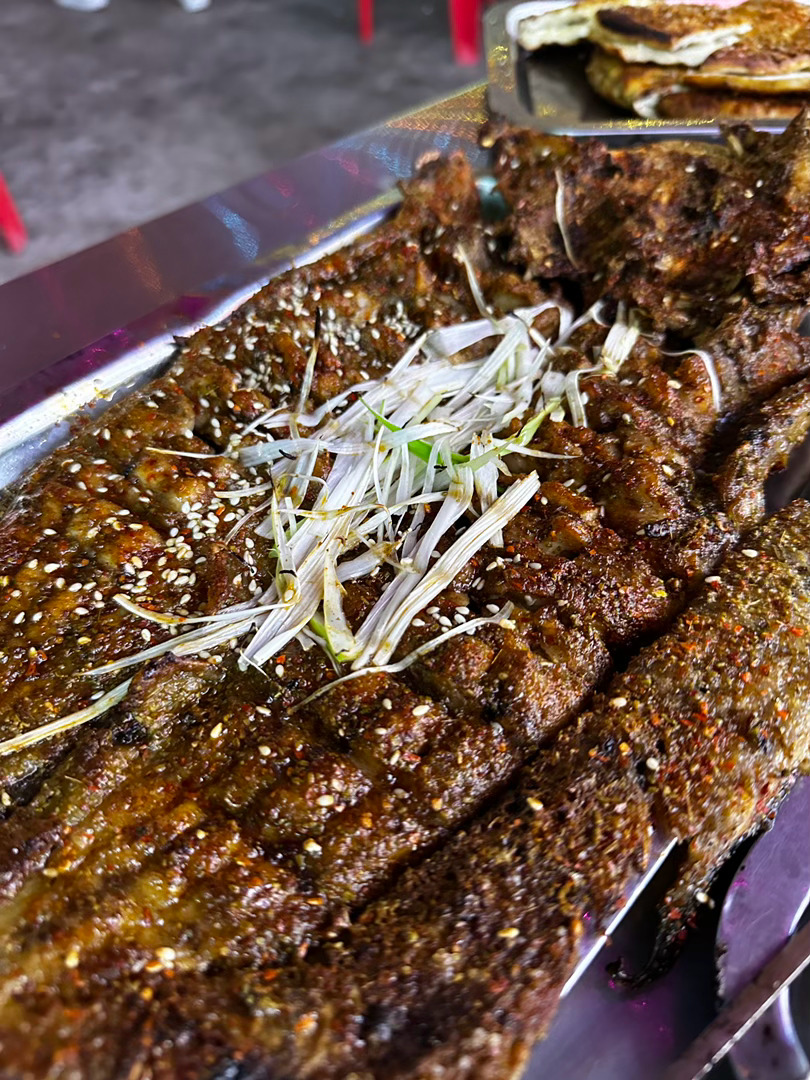 洛阳烧烤 烤鱼必点，非常好吃，每份烧烤份量都很大，人均60-70吃都吃不完。风起