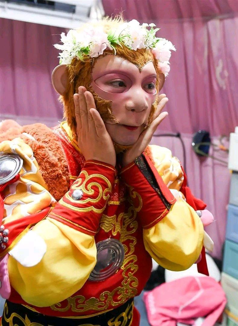 最近有个“孙悟空”火了，他之前过得那叫一个惨，吃剩饭、睡纸壳，还被游客扇耳光。但