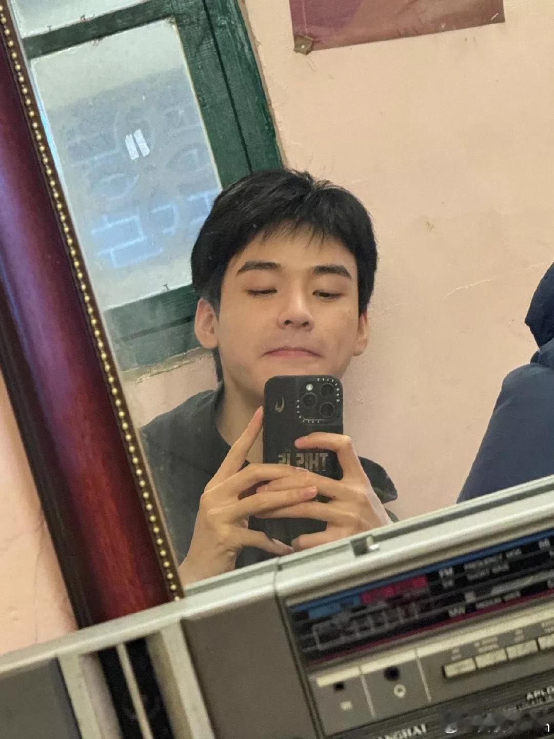 手也是男人的第二张脸，好看的手和好看的脸一样吸引人。龚俊这个手，和他的脸一样，耐