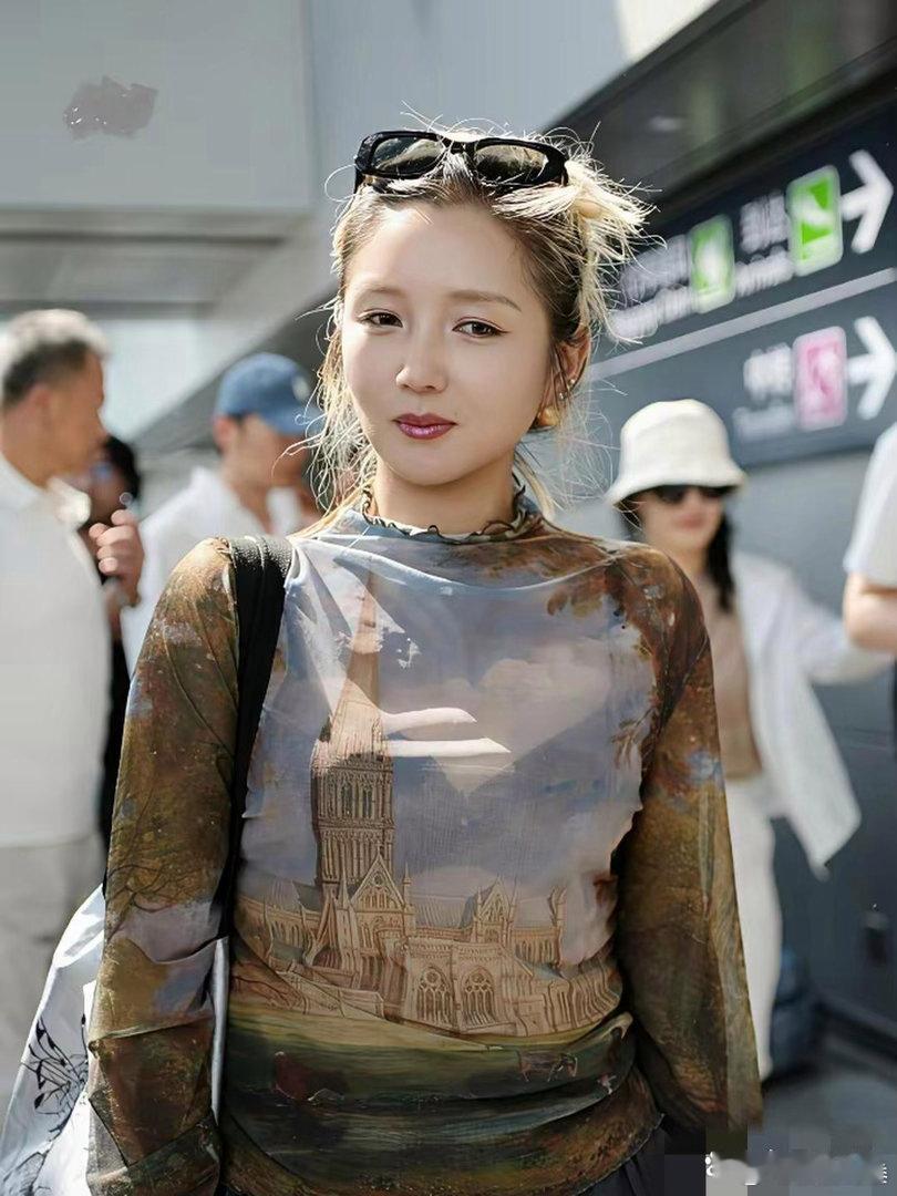 何洁现身成都，她这次搭配的很有潮流时尚感，看上去也格外的显年轻，气质超好。 