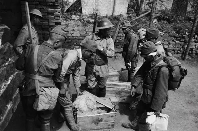 这是1945年抗战胜利后，芜湖战俘集中营的珍贵历史照片。中国守军正在对投降的日军