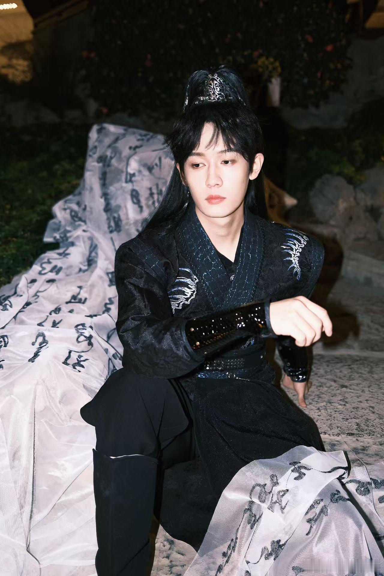 闫永强古风造型，还真有那么点意思。新风格和他适配度不错，没有违和感，能看出不一样