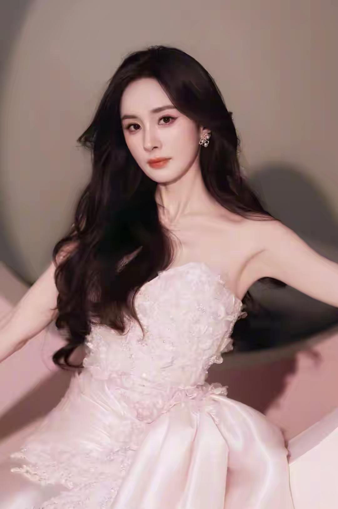 杨幂：柔美设计勾勒优雅甜飒气场