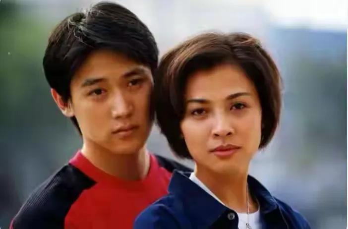 欧庆春的美貌，已经胜过很多女子，干练的作风，让肖童第一次见到就倾心了。身边有照顾