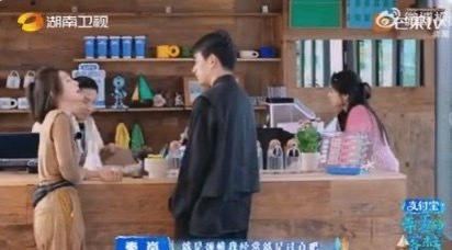 秦岚徐志胜排队看中医秦岚徐志胜排队看中医，咱就是说岚姐的嗓子什么时候才能好啊？亲