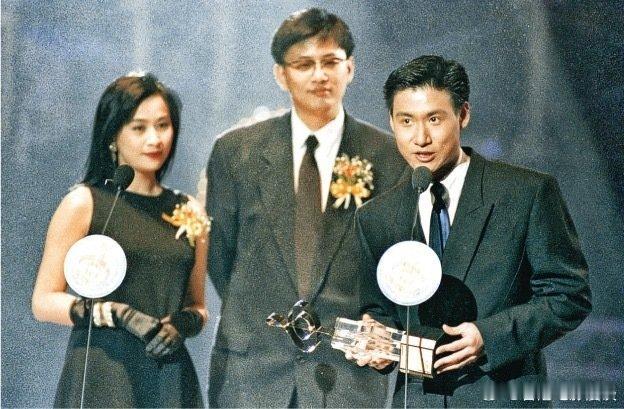 1991年第14届十大中文金曲颁奖典礼，张学友凭借《每天爱你多一些》获奖，王家卫
