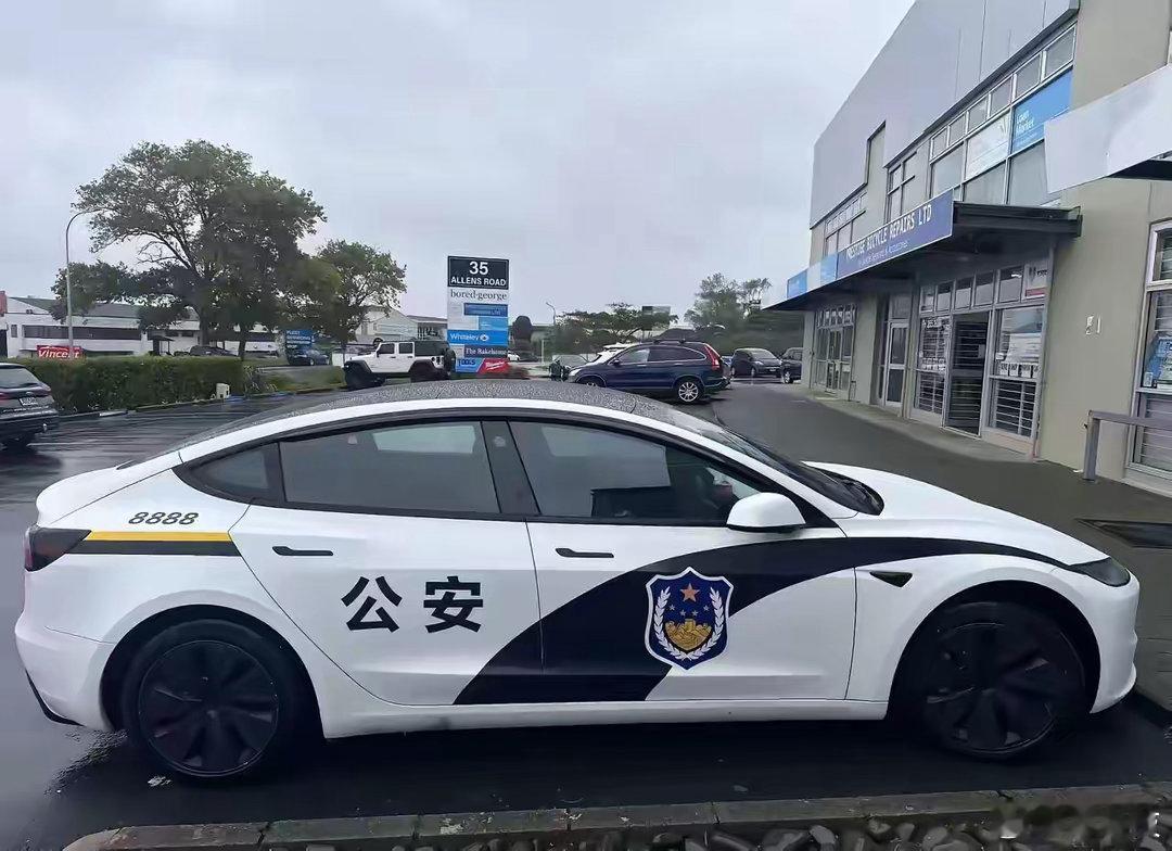 海外华人现在这么会玩吗，这车出现在新西兰，一眼就有这该死的亲切感。 