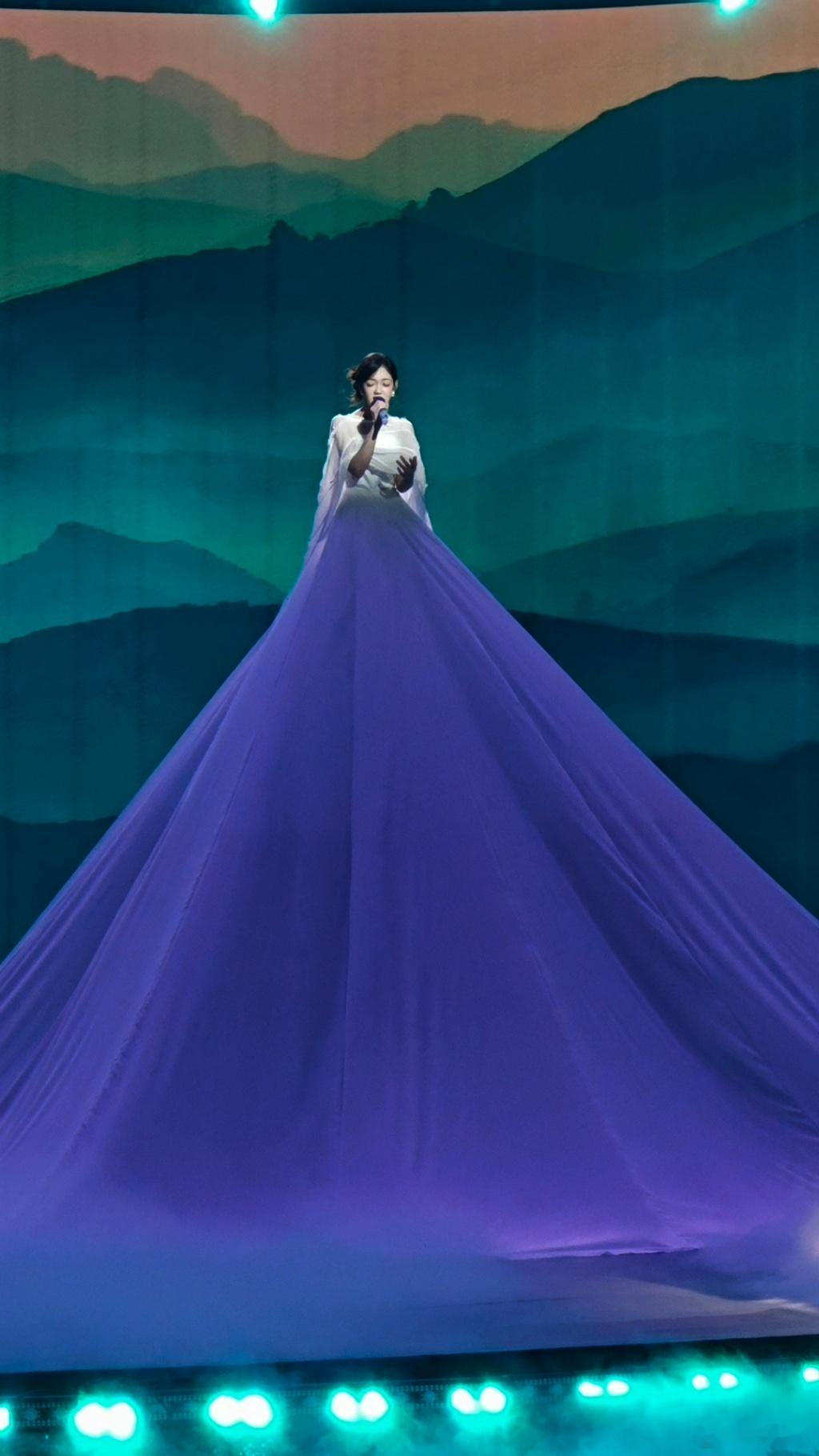 那不是山是希林娜依高以为是山没想到是她的裙子 这才是文化自信的时尚表达！将非遗元