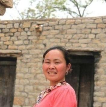 1994年，一名18岁的女孩被人贩子以2700元卖给了一位放羊人，洞房当晚，女孩