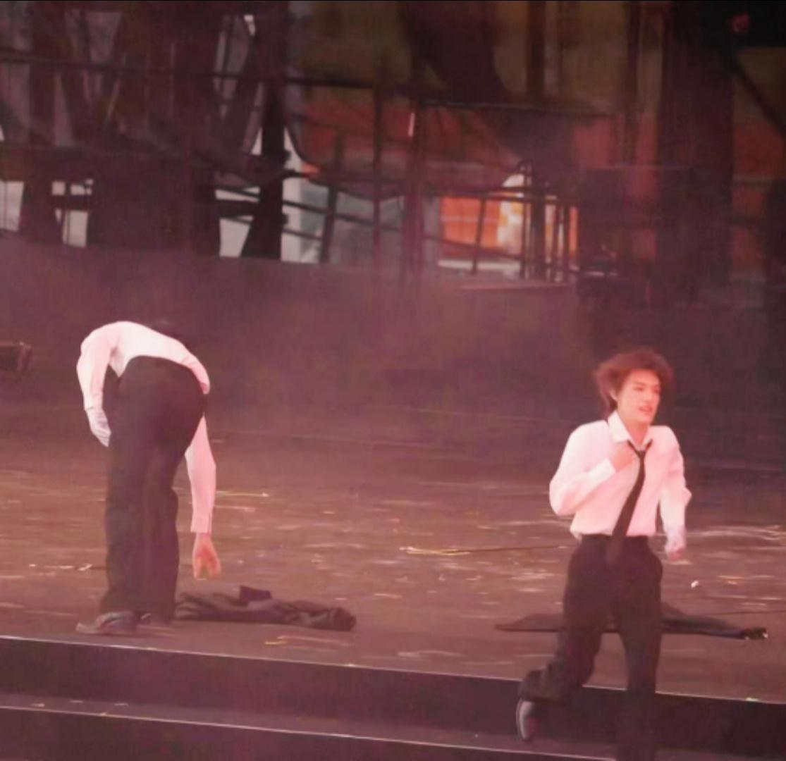 张极帮张泽禹捡外套张极帮张泽禹捡外套了 被张极帮张泽禹捡外套的小举动狠狠戳中！年