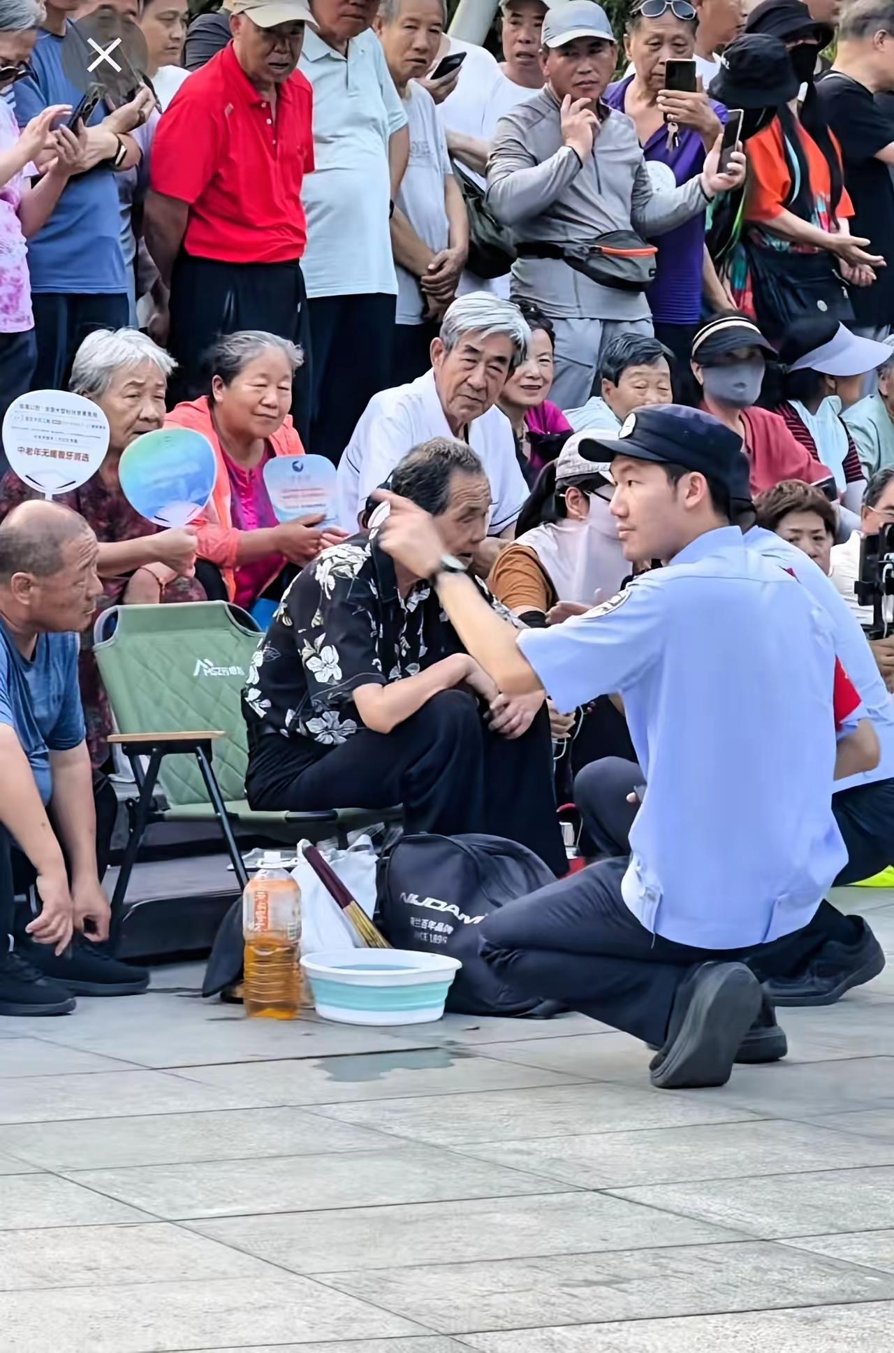 终于扛不住了！
轮滑达人王继成在丰益公园展示轮滑交谊舞才短短的42天。
 
凭着