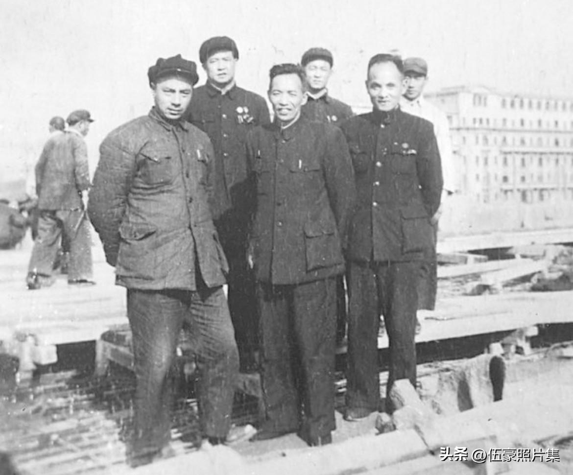 1951年，北京东长安街12号的新中国纺织工业部办公大楼的建设工地，时任纺织工业