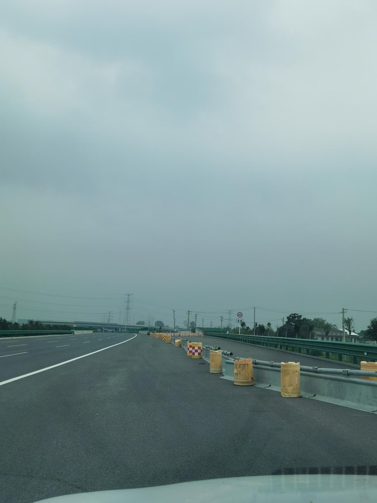 今天冒着小雨探访了鄠周眉高速东接京昆高速上的入口，基本上接口完成建设，只是中间有