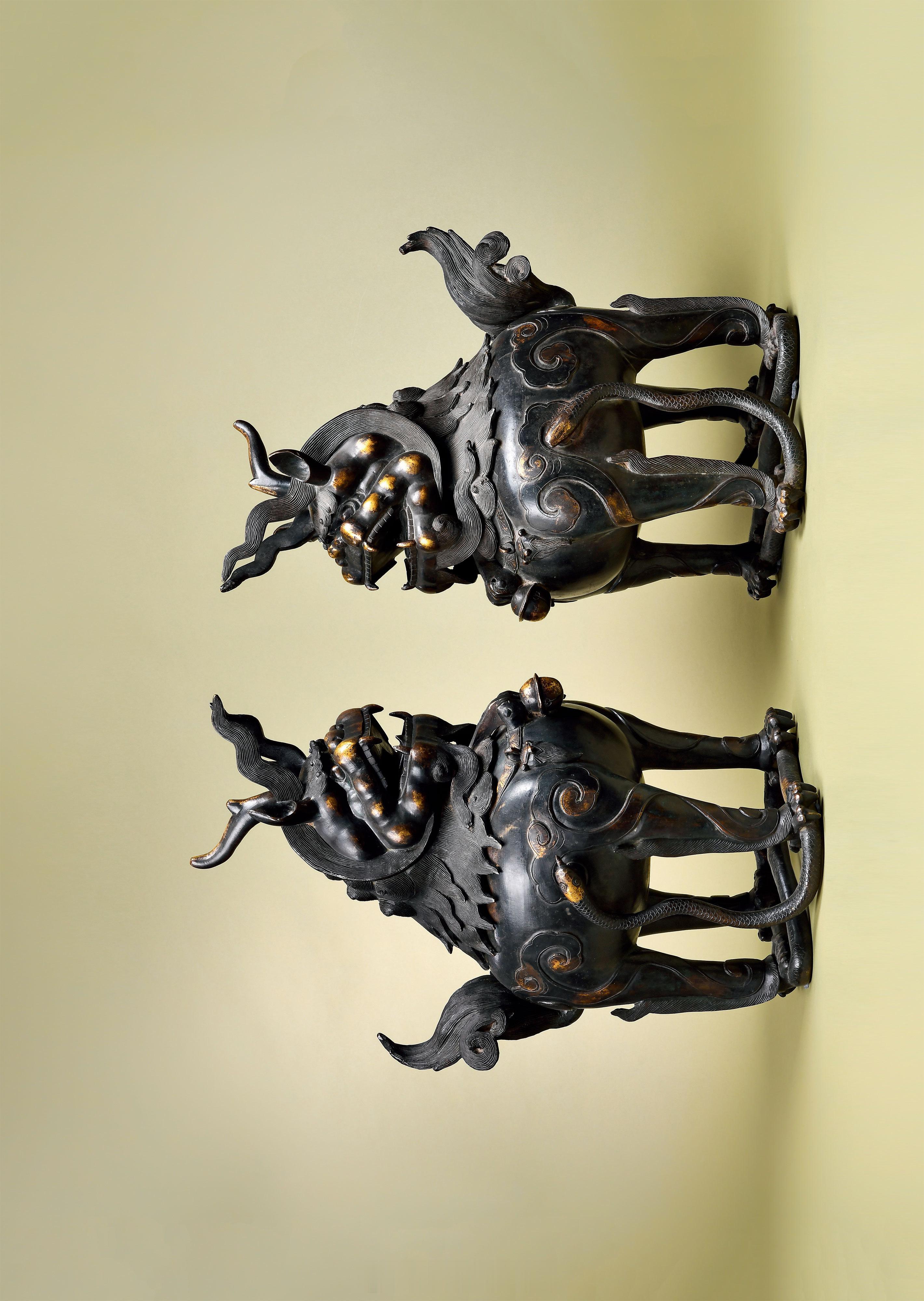 明 铜局部鎏金甪端香熏一对甪端铸胎厚重，成对傲立，气宇轩昂。其额头隆起，独角粗硕