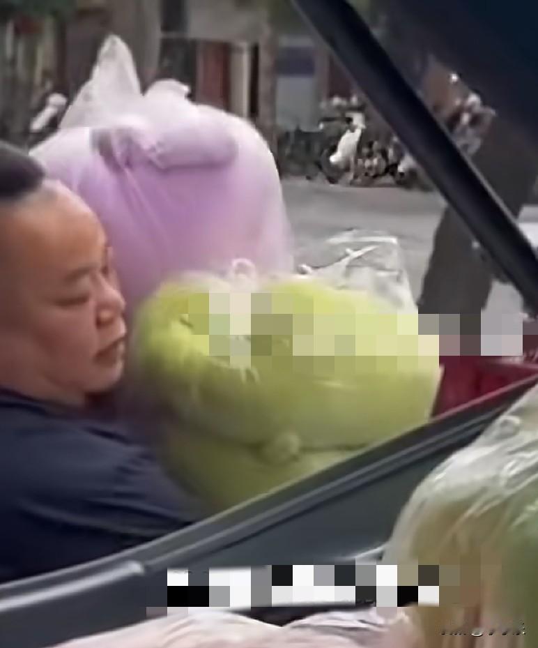 近日，贵州榕江一位家长看到自家孩子和同学都趴在课桌上午休，于是自掏腰包，购置了6