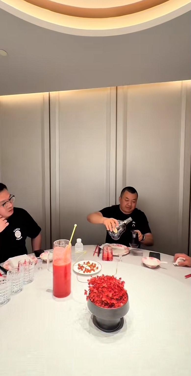 北京坤哥不再耍大牌，今天在北京国贸俏江南吃饭，坤哥拿着一瓶1600元的轩尼诗XO