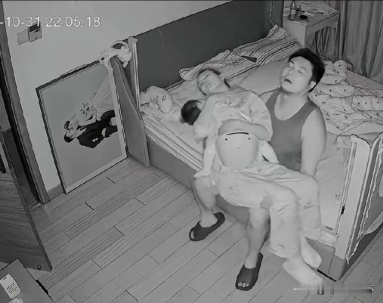 这很危险啊孩子不让爸爸抱，只让妈妈抱，妈妈又困得要死结果出现这种情况 