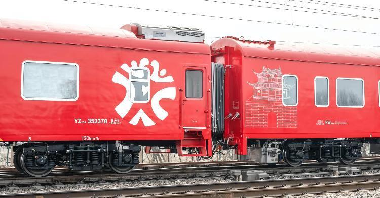 下图是长春客车厂用25G型客车车底为武汉铁路局改造的“遇见美好号”高级旅游列车。