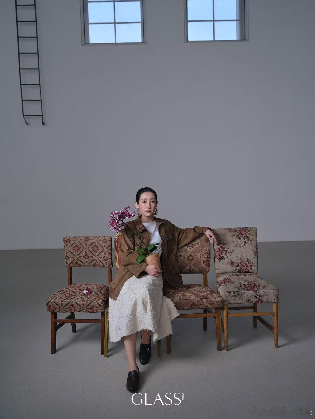 秦海璐只需轻轻出手 秦海璐《GLASS》开年刊封面释出，镜头完美捕捉独属于女演员