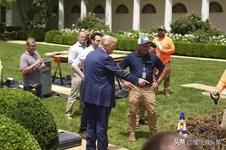 美法官叫停白宫宴会厅改造项目这事儿挺有意思。美国哥伦比亚特区联邦地区法院法官理查