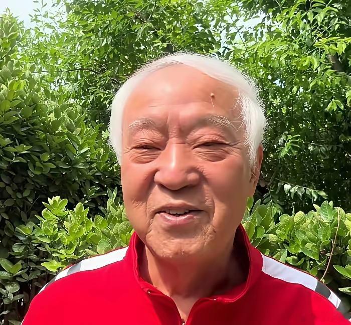 牛群裸捐全部财产牛群这辈子最大的错误就是放弃了相声事业，想当年牛群冯巩组合堪称春
