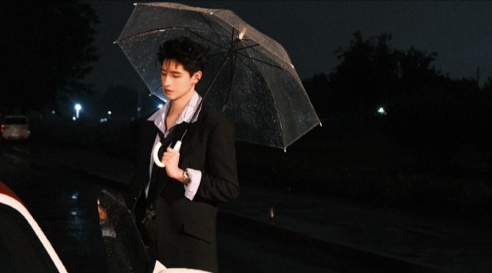 朱志鑫美年达品牌代言人 💛朱志鑫 051 👑22x日志  走过喧嚣，寻觅静谧