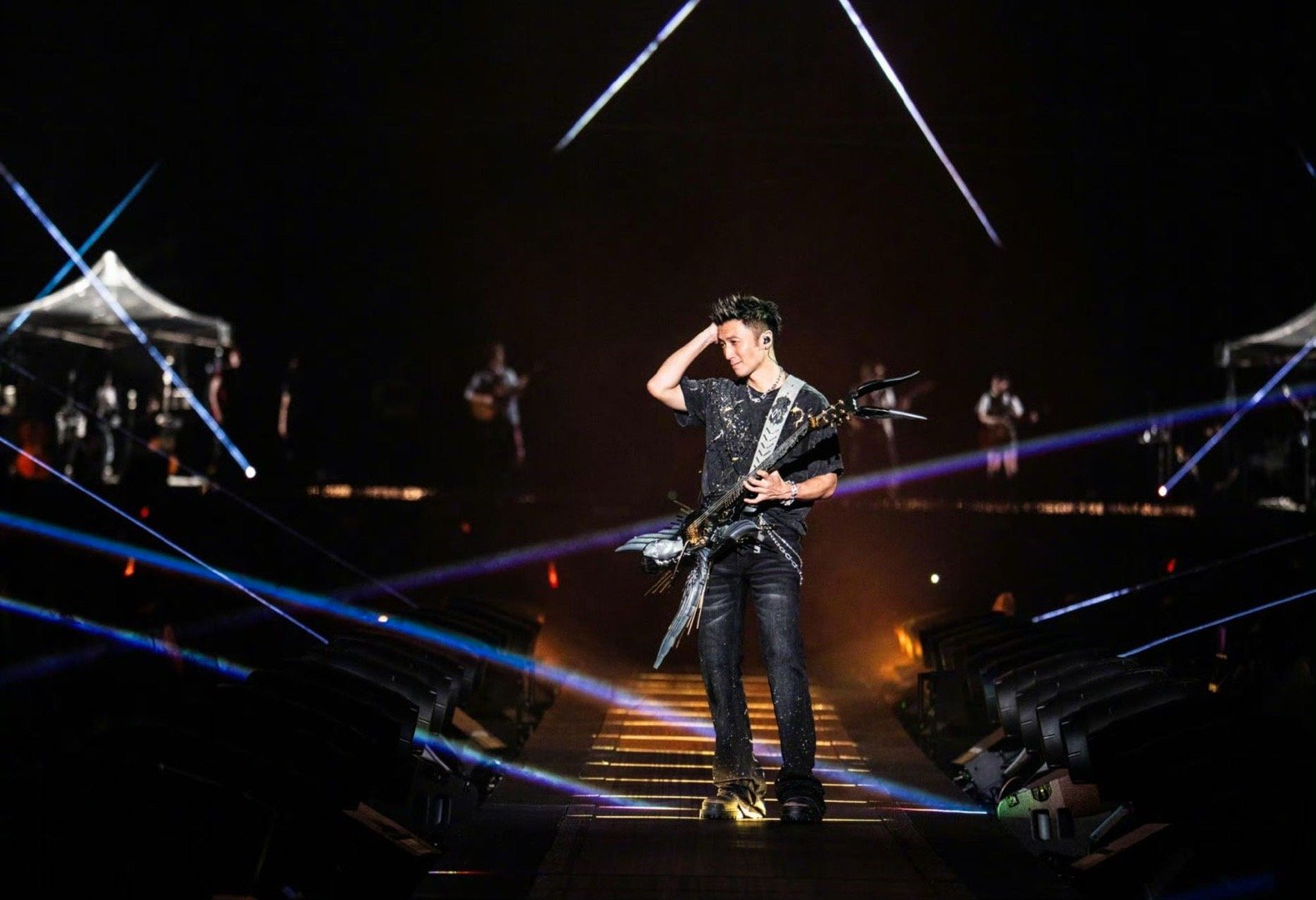 鸟巢迎来了他的吉他主理人 红磡的吉他狂想还在回响，鸟巢已备好十万分贝的期待！谢霆