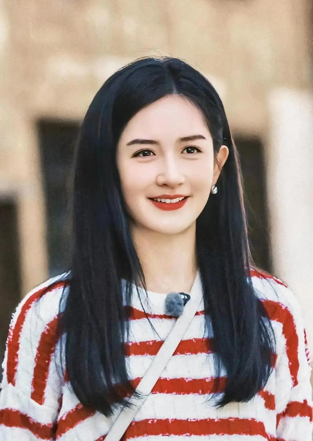 镜头里松垮垮，镜头外像换个人
 
电视里的谢娜总穿宽T恤，看着普通。关掉滤镜，大