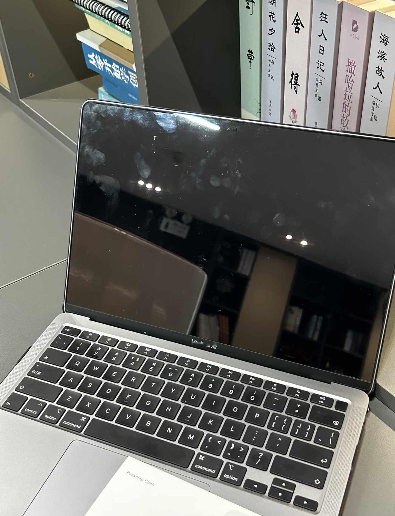 Mac容易沾指纹，其实是两个涂层的“矛盾”设计
屏幕最外层是光滑镜面玻璃+抗反射