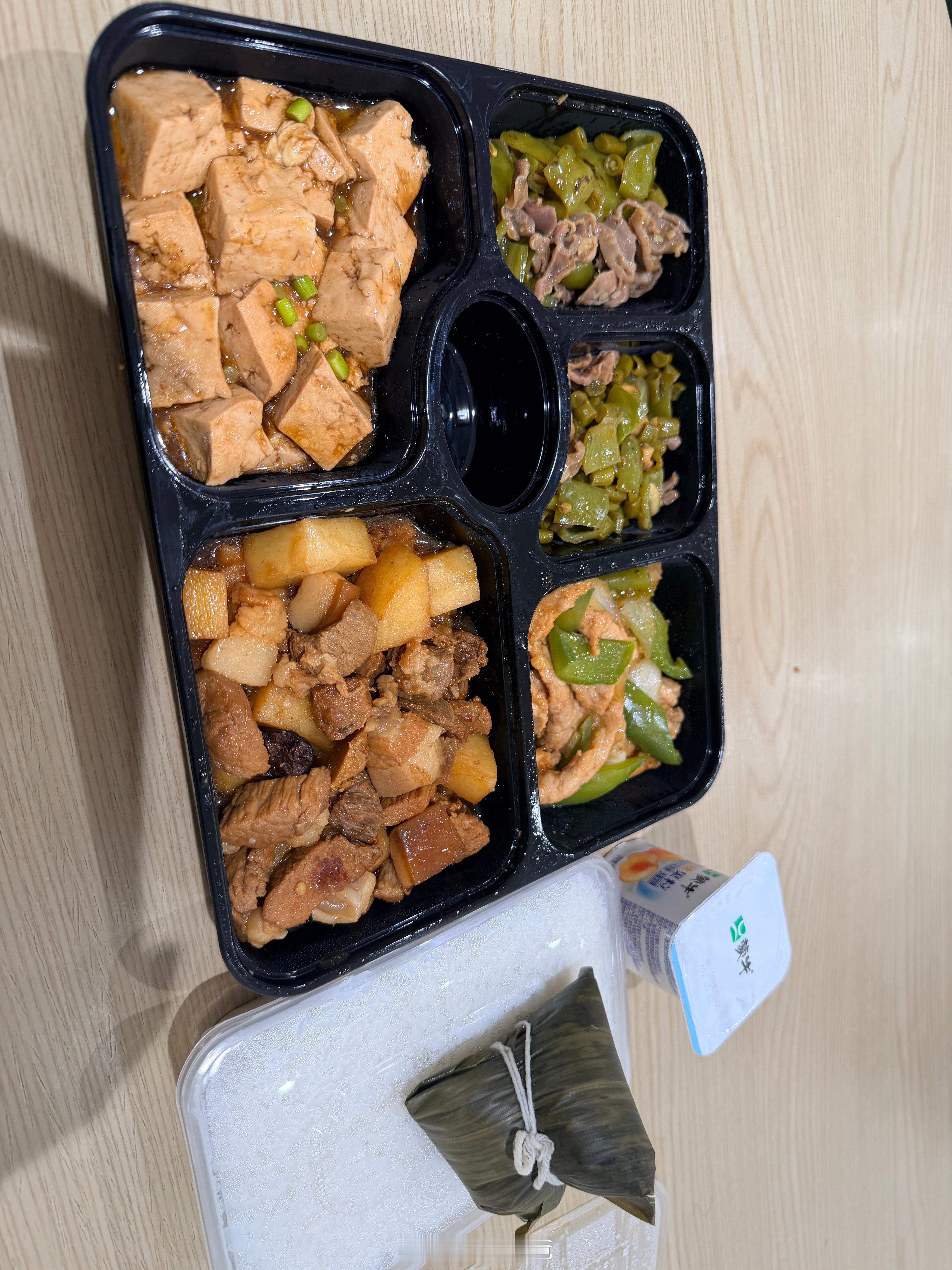 咱也算是吃上理想的饭了，而且还有个粽子理想汽车 还能免费给i6换个空调滤芯，太爽