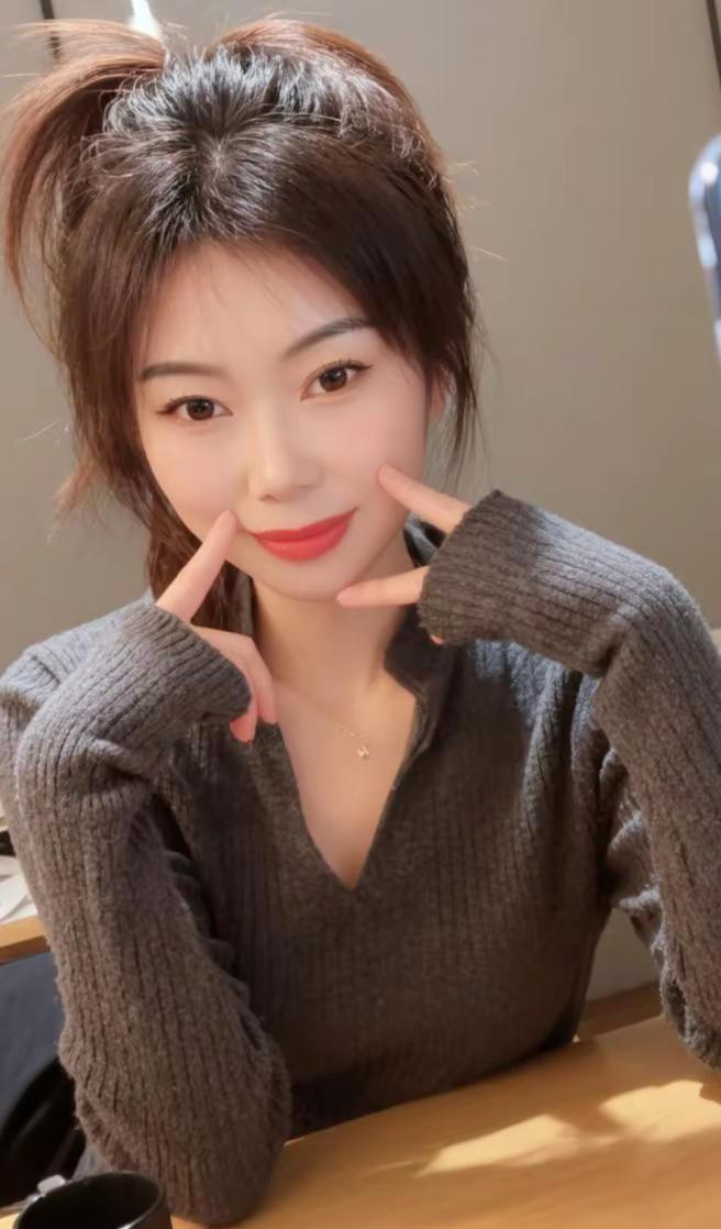 亲爱的老己：今年做个温暖的人，以最大的平静去爱我们不确定的生活，人静，心安，物简