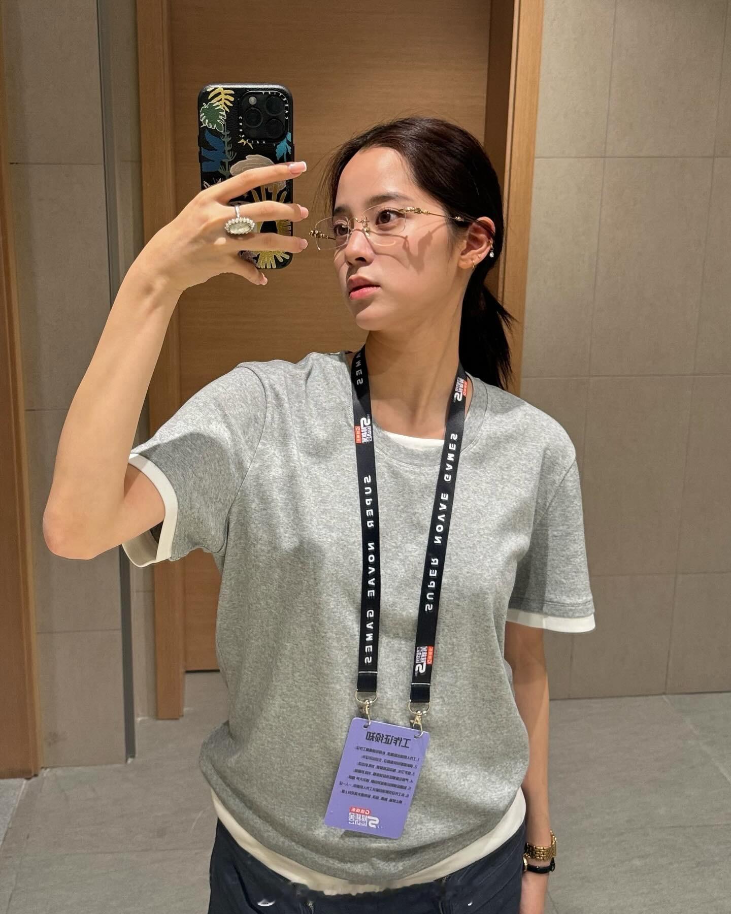 欧阳娜娜ins晒照，24岁的她更会拍了。 ​​​